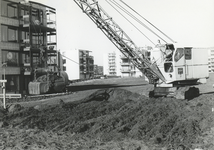 502839 Afbeelding van een dragline tijdens de aanleg van het plantsoen bij de experimentele woningen aan Amazonedreef ...